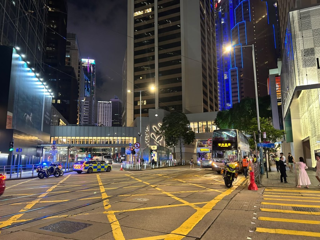 一名菲籍男子疑衝紅燈過馬路捱巴士撞。曾志恒攝
