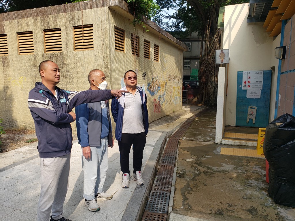 村长彭宏健(左一) 与村民到场了解情况。