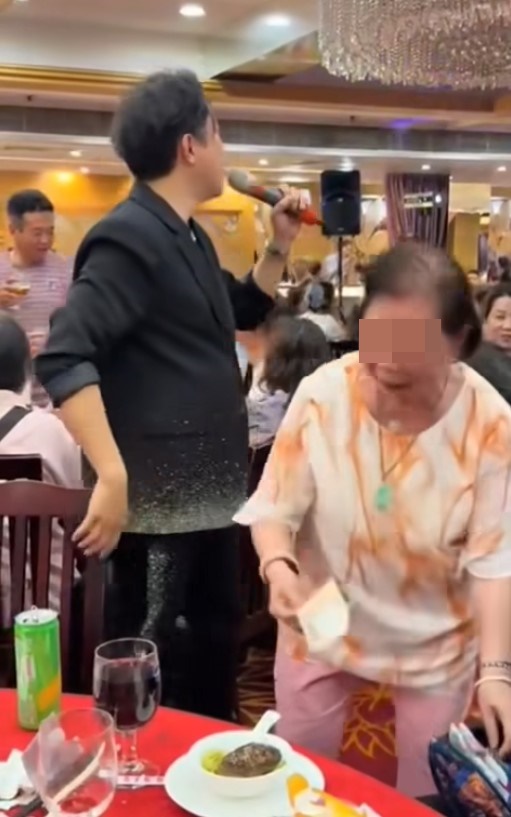 熱情女士之後取出500元。 熱情女士之後取出500元。