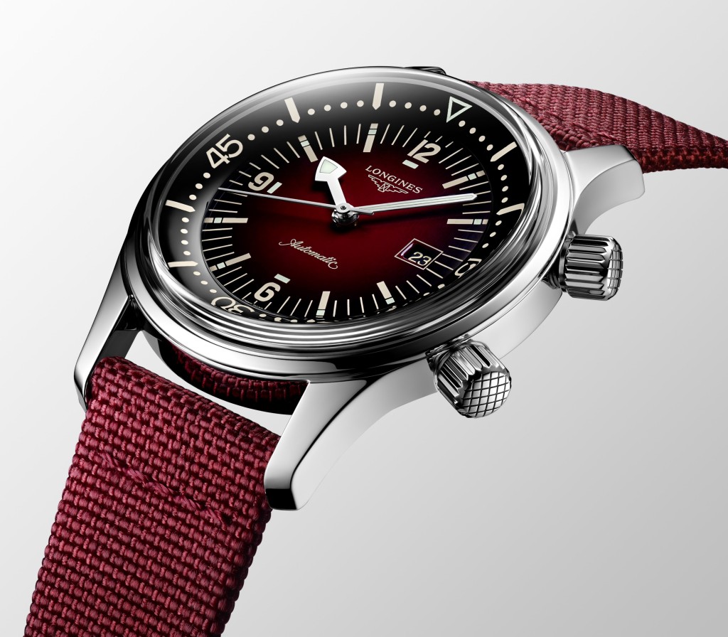 Longines Legend Diver絕對對得起它的「Legend」名字,原版於1959年誕生,首次復刻出現於2007年,自此之後便成為了浪琴最受歡迎的腕表系列,有日期和無日期的復刻版都經常有新款推出,更有42mm和36mm兩個尺碼,今年就有全新漸變紅、漸變藍和漸變灰配織帶或皮帶版本,變得愈來愈時尚。售價:$19,600(42mm和36mm同價) Longines Legend Diver絕對對得起它的「Legend」名字,原版於1959年誕生,首次復刻出現於2007年,自此之後便成為了浪琴最受歡迎的腕表系列,有日期和無日期的復刻版都經常有新款推出,更有42mm和36mm兩個尺碼,今年就有全新漸變紅、漸變藍和漸變灰配織帶或皮帶版本,變得愈來愈時尚。售價:$19,600(42mm和36mm同價)