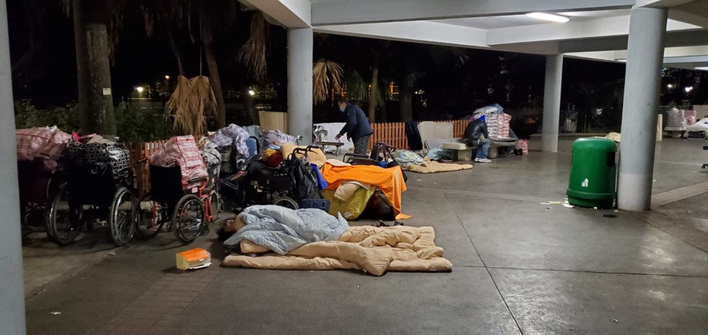在深水埗通州街公園一些露宿市民在紙皮上睡覺。