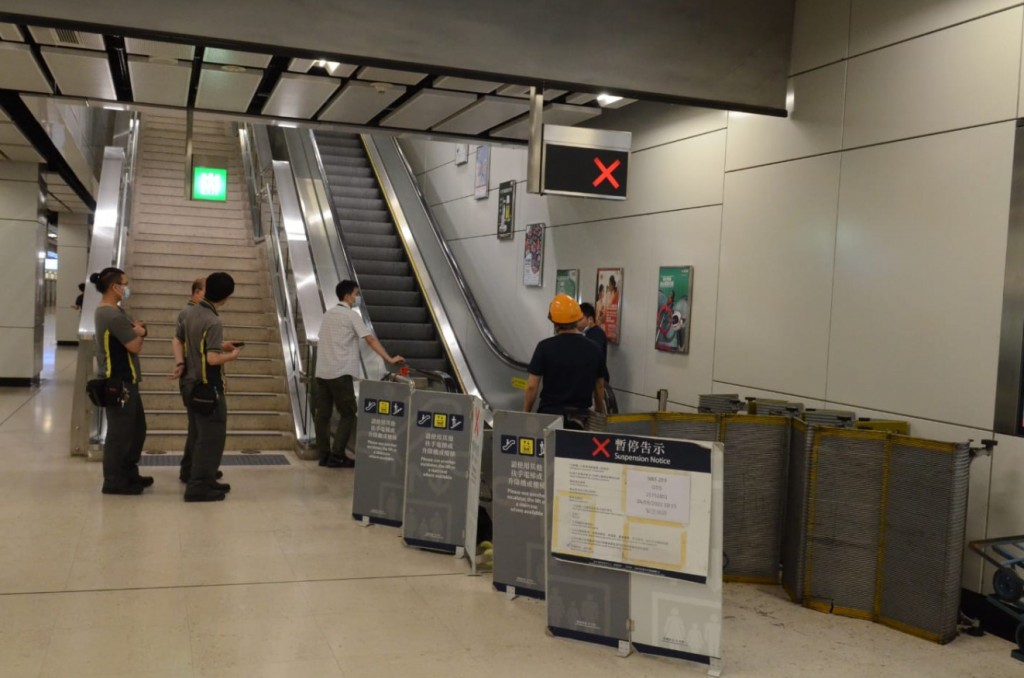 去年9月美孚站屯馬綫月台有扶手電梯梯級爆開。資料圖片