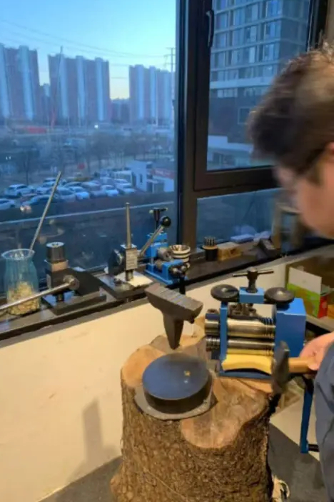 內地年輕人為省更多手工費,自備黃金到打金工場訂製金飾。騰訊新聞一綫 內地年輕人為省更多手工費,自備黃金到打金工場訂製金飾。騰訊新聞一綫