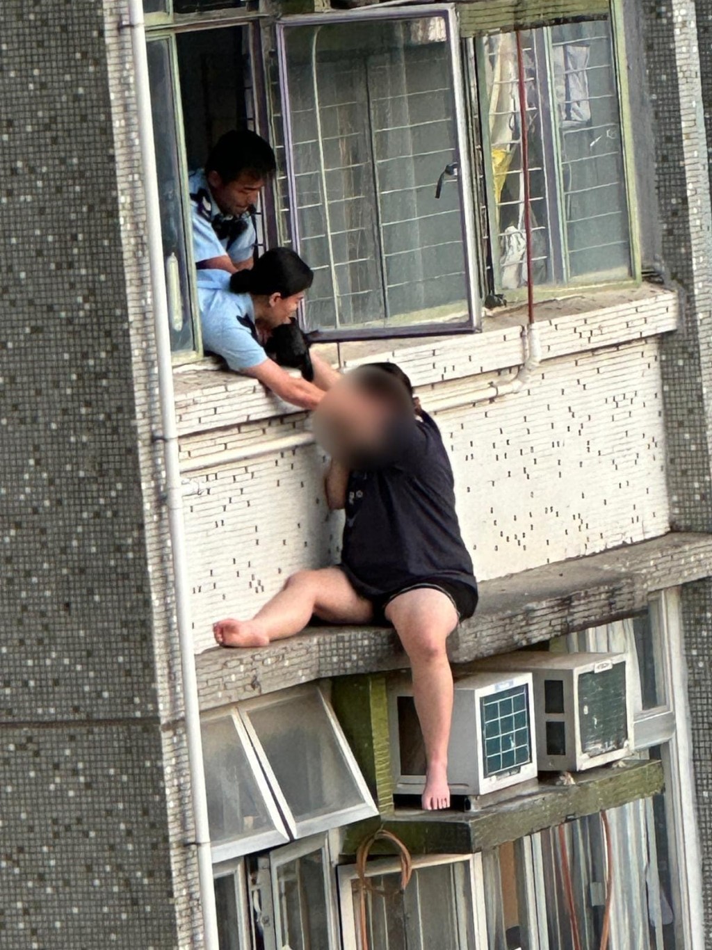 一男一女警员合力拉住女子。fb：大埔警区