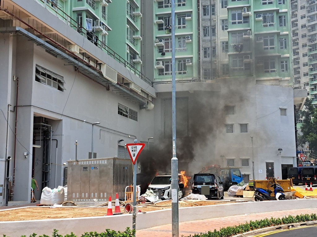 多輛汽車起火。fb：大埔 TAI PO