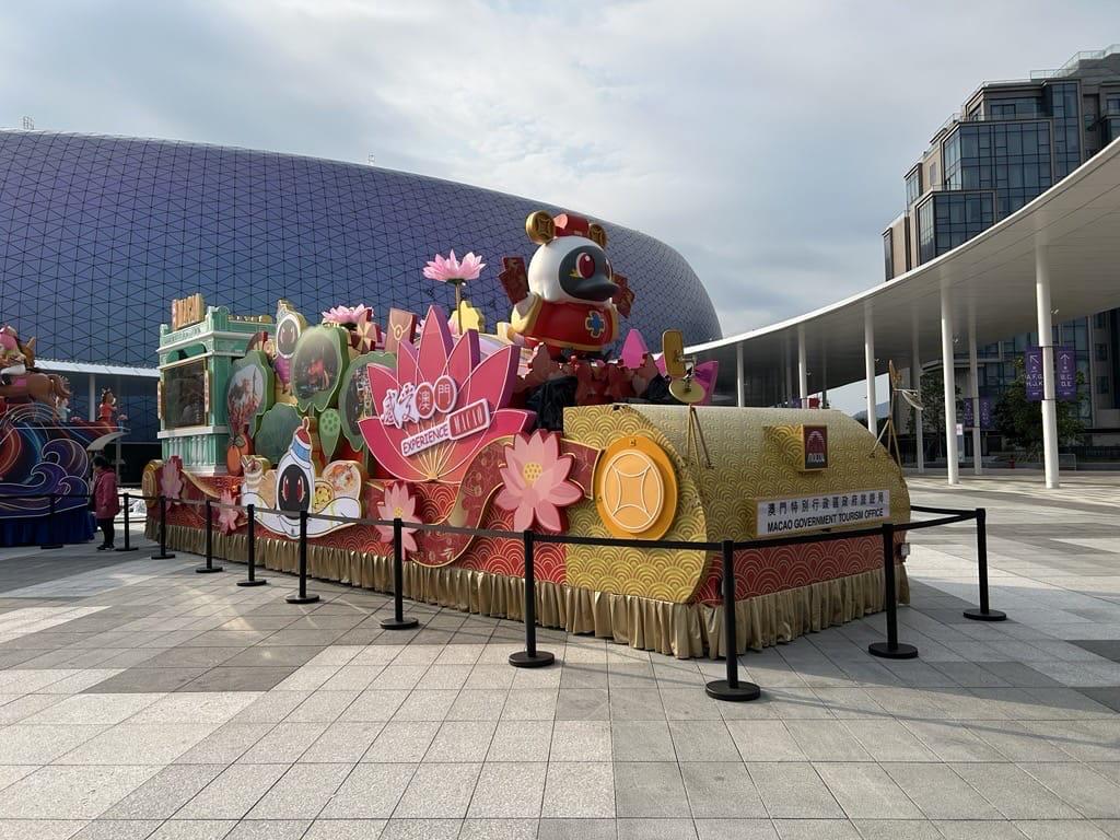 8輛賀年花車首度進駐啟德體育園。 8輛賀年花車首度進駐啟德體育園。