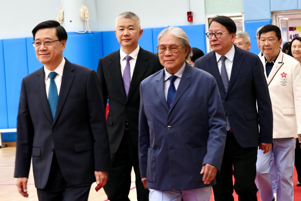 行政长官李家超(左)昨主持亚运嘉许奖状颁发仪式,旁为港协暨奥委会会长霍震霆。徐嘉华摄 行政长官李家超(左)昨主持亚运嘉许奖状颁发仪式,旁为港协暨奥委会会长霍震霆。徐嘉华摄
