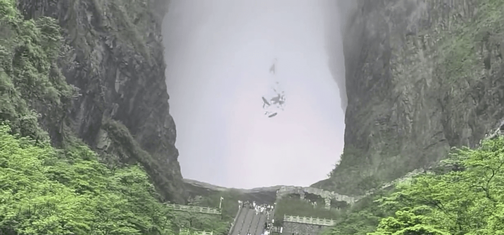 張家界知名景區天門山天門洞,有網民意外拍下岩石脫落的情景。 抖音 張家界知名景區天門山天門洞,有網民意外拍下岩石脫落的情景。 抖音