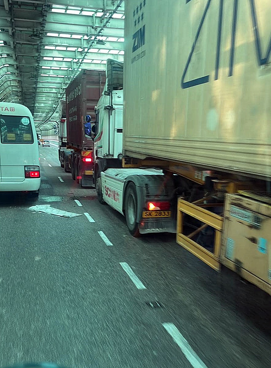後面貨櫃車一塊金屬板墮下。fb：香港突發事故報料區