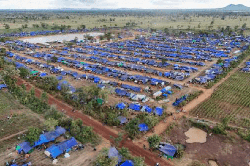 泰柬兩地邊境平民因戰火被迫入住難民營。法新社