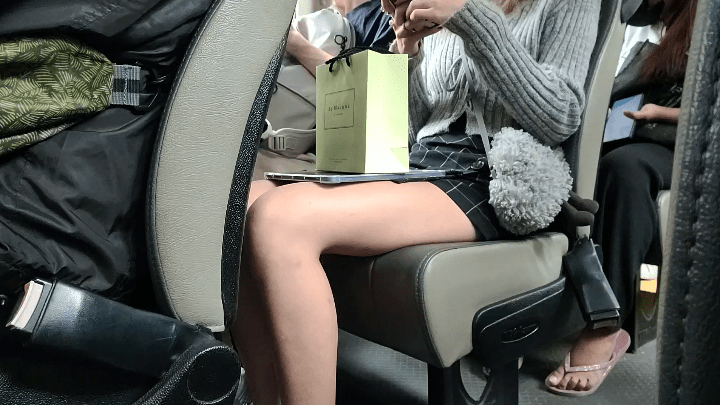 記者由彩虹乘專線小巴回程至坑口站等,不少中後座乘客開車後沒有扣上安全帶。 記者由彩虹乘專線小巴回程至坑口站等,不少中後座乘客開車後沒有扣上安全帶。