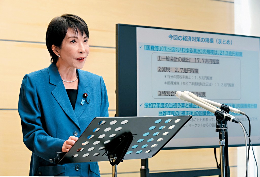 日揆高市早苗周五在首相官邸向記者闡述經濟措施。