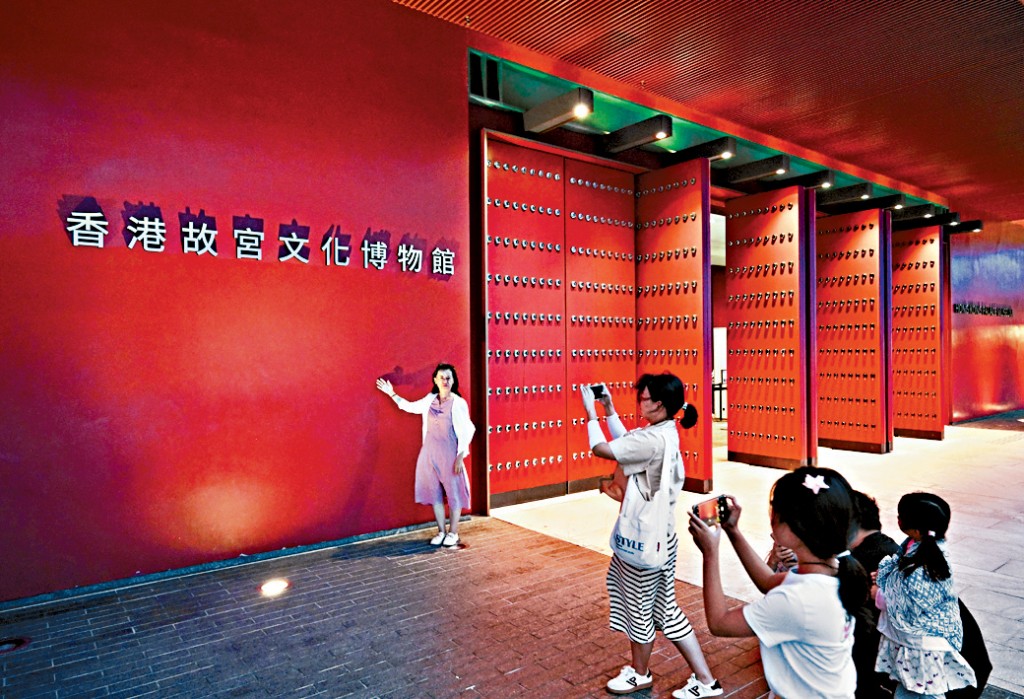 黄金周多区涌现旅客踪影，西九故宫馆也不例外。