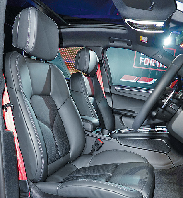 ■14段電控調校Comfort Seat未連稅須另加$11,100,紅色安全帶則另加$4,200。 ■14段電控調校Comfort Seat未連稅須另加$11,100,紅色安全帶則另加$4,200。