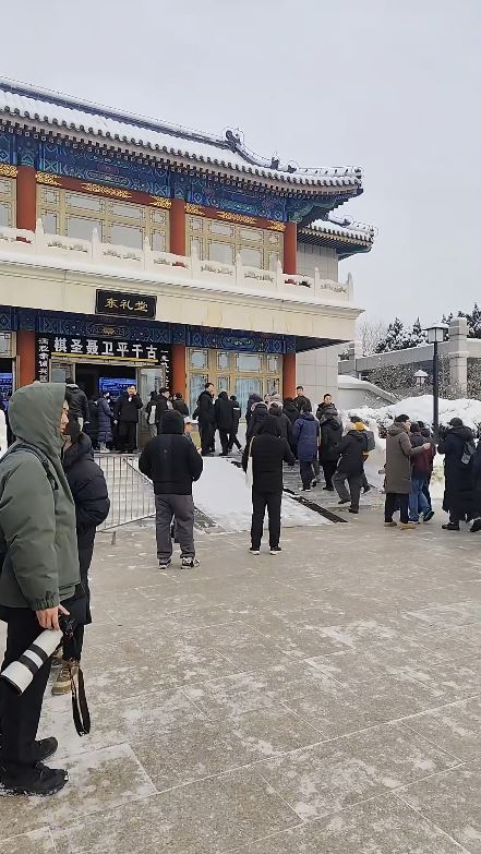 大批民眾在雪中排隊向一代棋聖告別。小紅書＠北京活動行