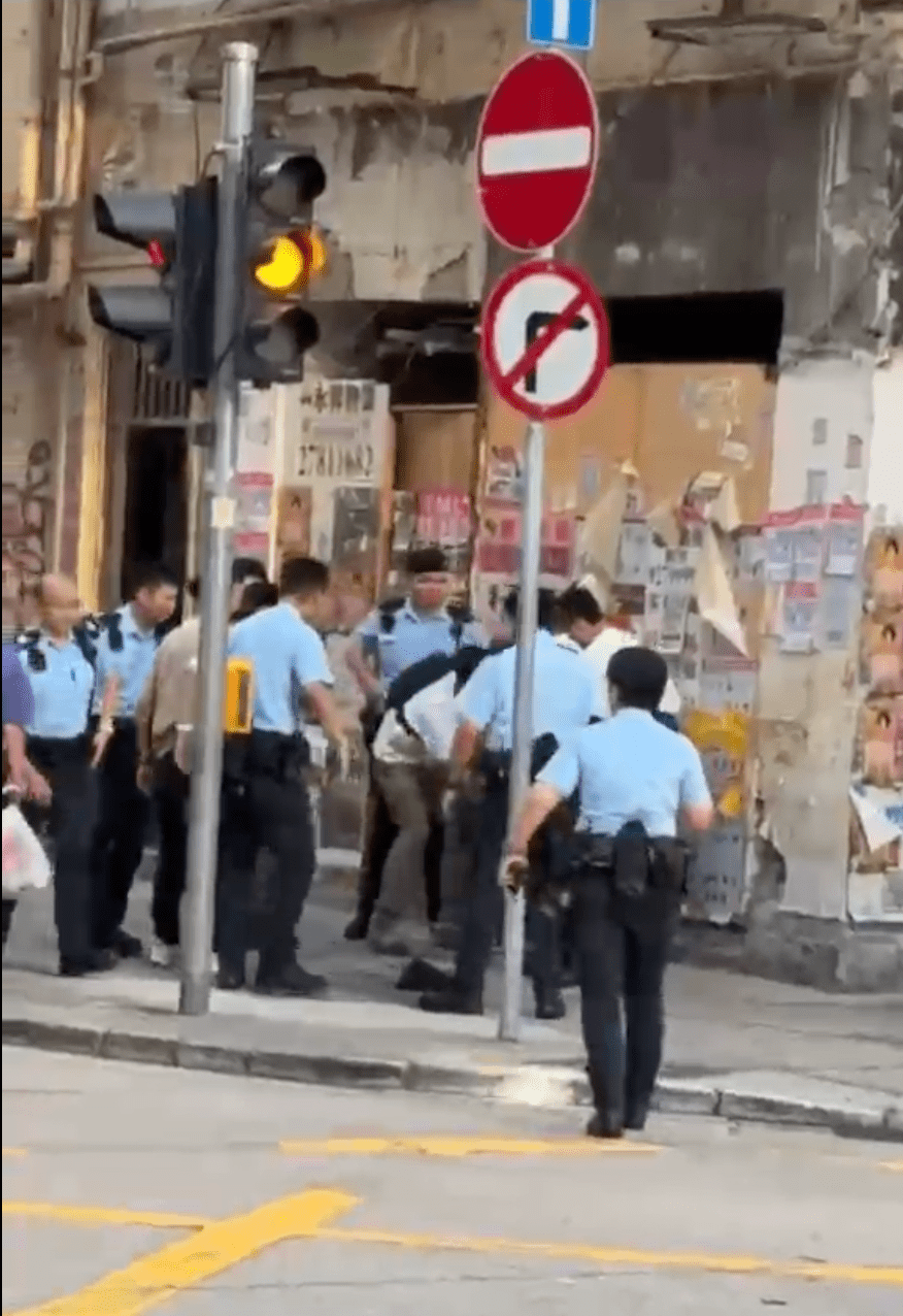 警員將男子帶到行人路。Threads@harry._.816 影片截圖 警員將男子帶到行人路。Threads@harry._.816 影片截圖