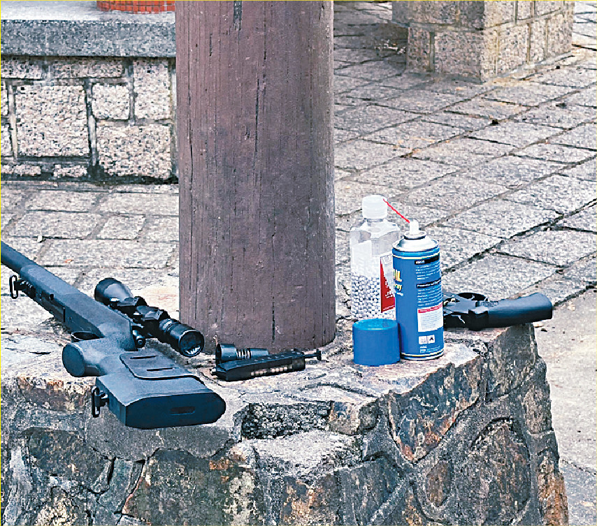 ■現場發現一個被射成蜂窩狀的A4紙箱、壓縮氣罐，及兩把「長短火」氣槍。

