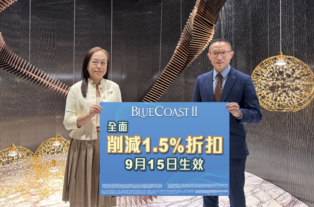 長實楊桂玲(圖左)表示,項目買家以具實力換樓客為主,因此削減付款計劃的1.5%折扣優惠。右為郭子威。 長實楊桂玲(圖左)表示,項目買家以具實力換樓客為主,因此削減付款計劃的1.5%折扣優惠。右為郭子威。