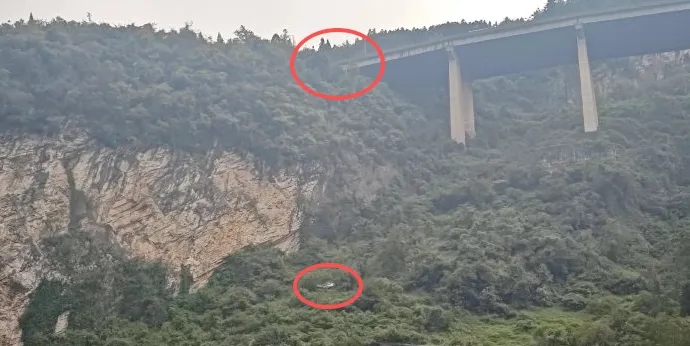 领克汽车冲出山路，坠百米悬崖，司机奇蹟生还。