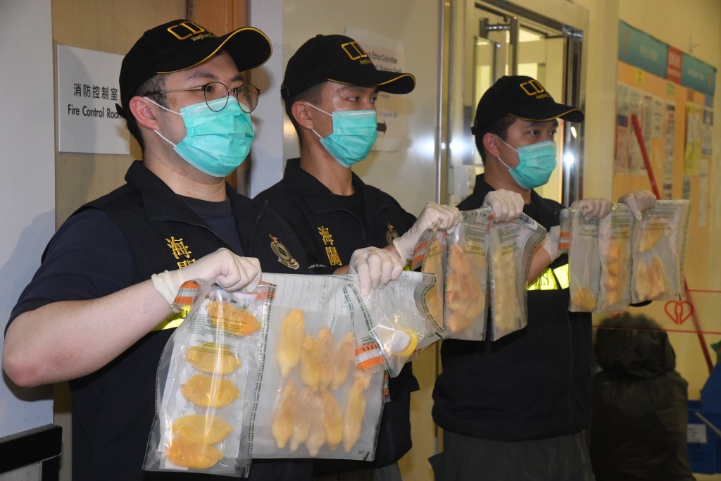 截至今日（25日）傍晚6時，被捕女子已從體內排出44粒袋裝液態可卡因，共重約1.5公斤，估計市值約150萬元。