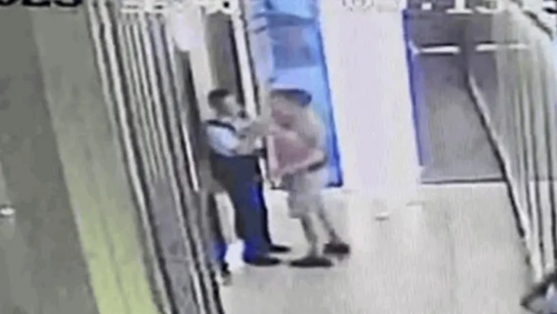 被告吳海威案發日醉酒後大吵大鬧,並掌摑警員。資料圖片