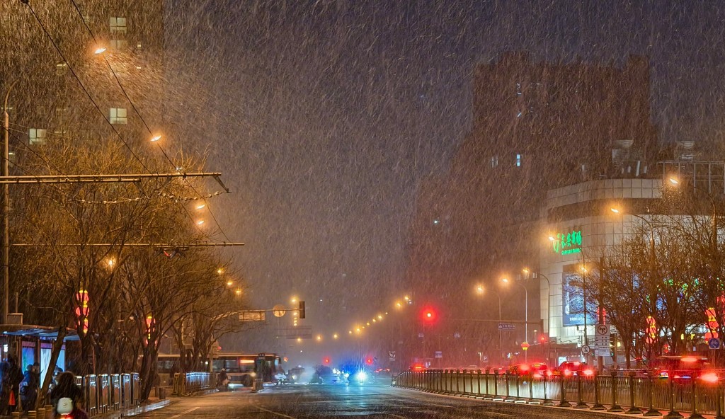 北京今日下了龍年第一場雪。（新華社）