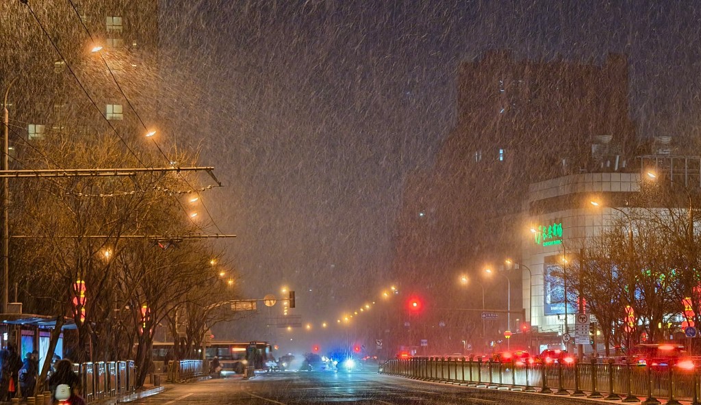 北京今日下了龙年第一场雪。（新华社）