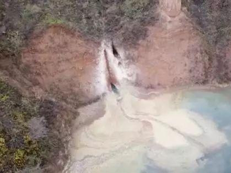 滲坑沒有任何防護,液體污染河流及地下水。(網圖)
