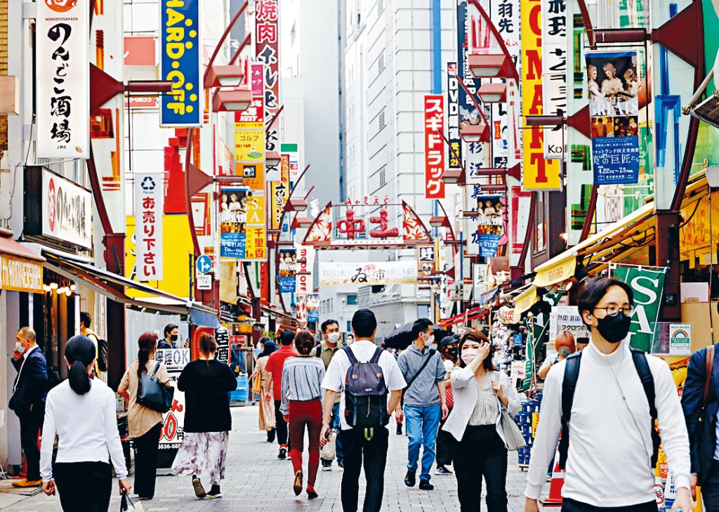 東京的購物街人來人往。