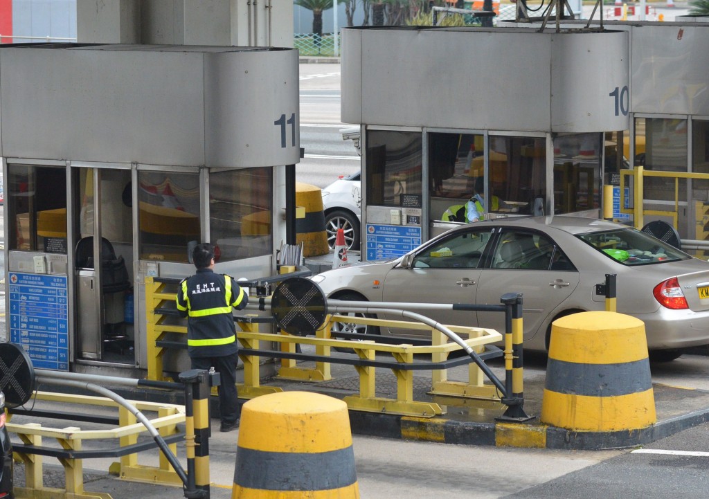 東區海底隧道部分往九龍方向的人手收費亭通道 將會臨時封閉。