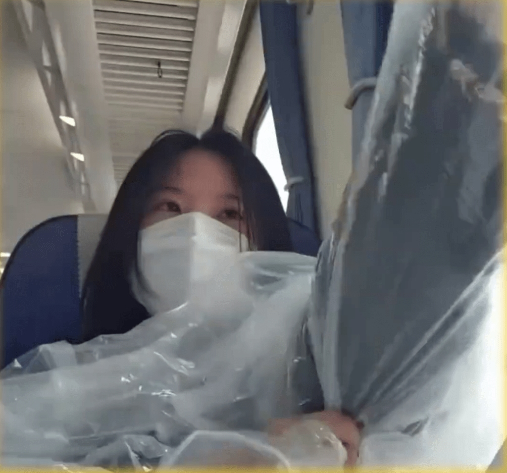 「控煙小仙女」先是穿上雨衣。 「控煙小仙女」先是穿上雨衣。