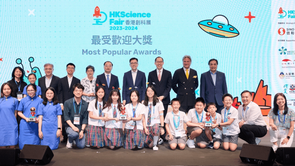第四屆「香港創科展」獲創新科技及工業局作為「支持政策局」。創科局長孫東（右四）上屆亦親臨頒獎典禮，鼓勵學生在創科旅程上繼續發光發亮。