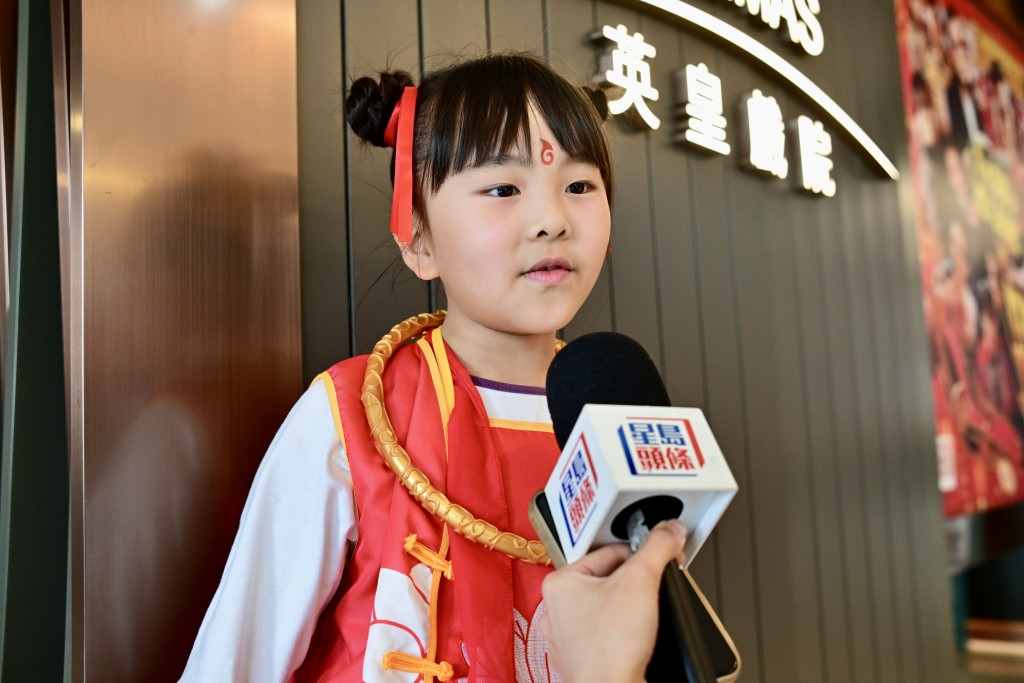 溫小朋友身穿應景的哪吒服飾前來觀影。劉駿軒攝