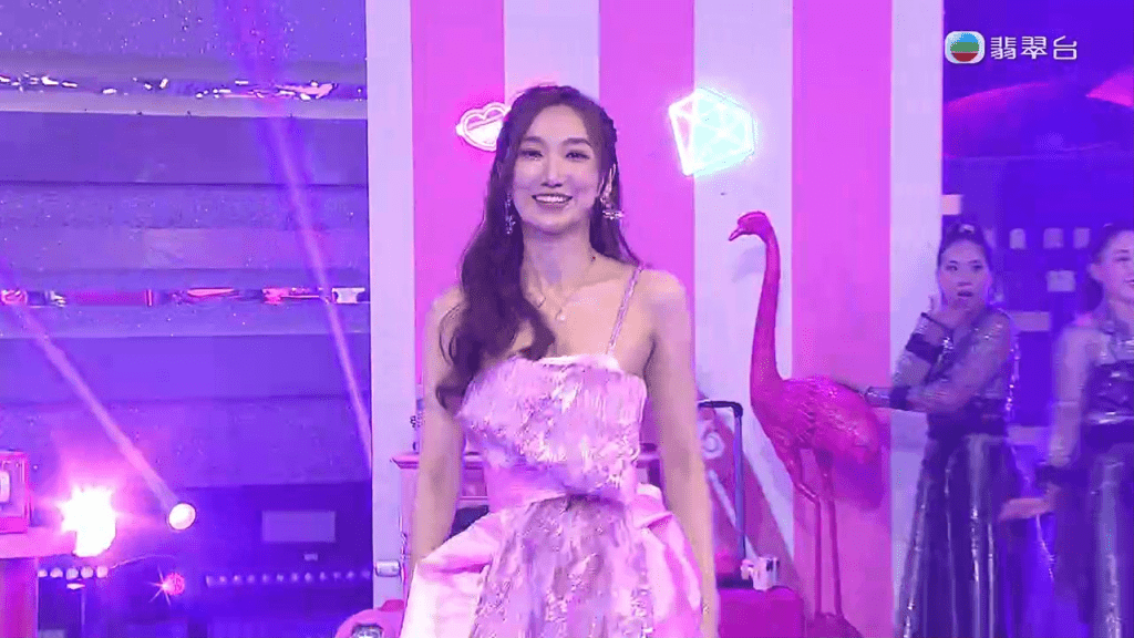 陳懿德以平胸晚裝亮相。 陳懿德以平胸晚裝亮相。