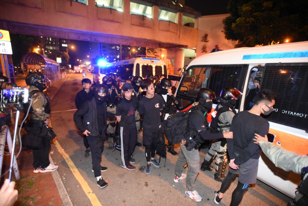 警方制服多名示威者。資料圖片