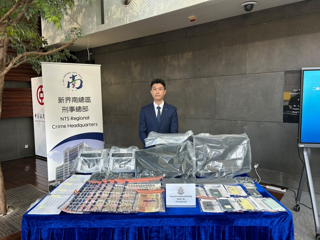 警方檢獲撿10萬現金、2部電腦、電子器材及大量貸款申請文件等。曾志恒攝 警方檢獲撿10萬現金、2部電腦、電子器材及大量貸款申請文件等。曾志恒攝