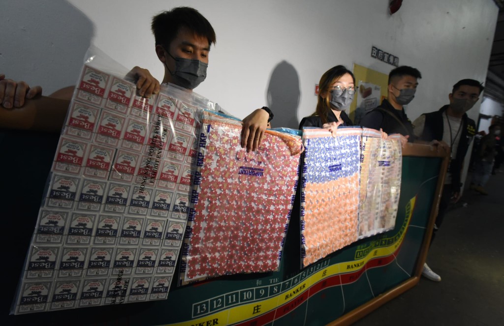 警方檢獲百家樂賭枱及價值百萬元的現金和籌碼。