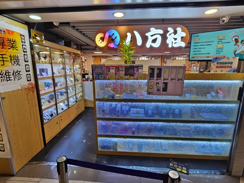涉事的手機舖位於良景商場。