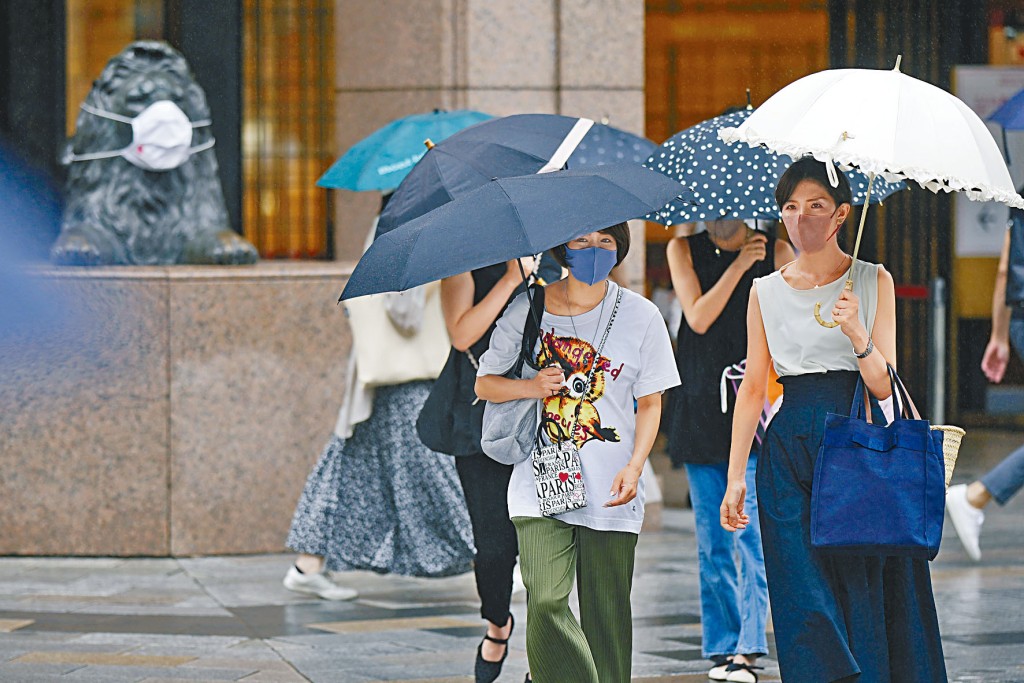 東京銀座購物區周四戴口罩的途人。