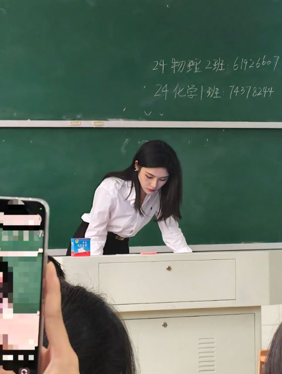 湖南第一师大副教授黄蓝紫因超高颜值，在网上人气急升。抖音