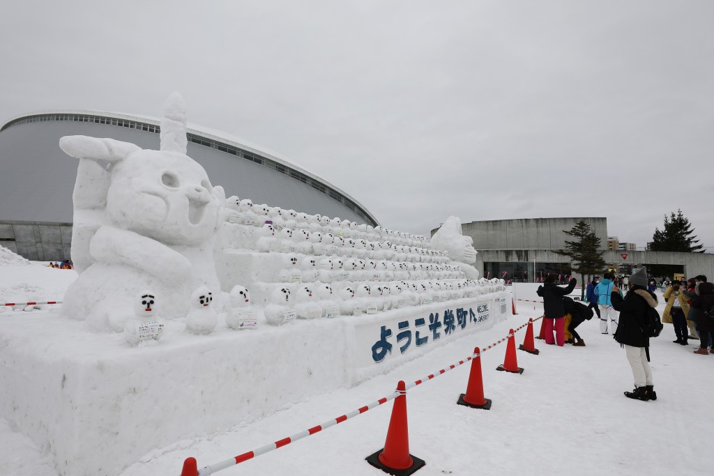 冬天時，北海道出現的大雪，讓路面濕滑。(新華社)