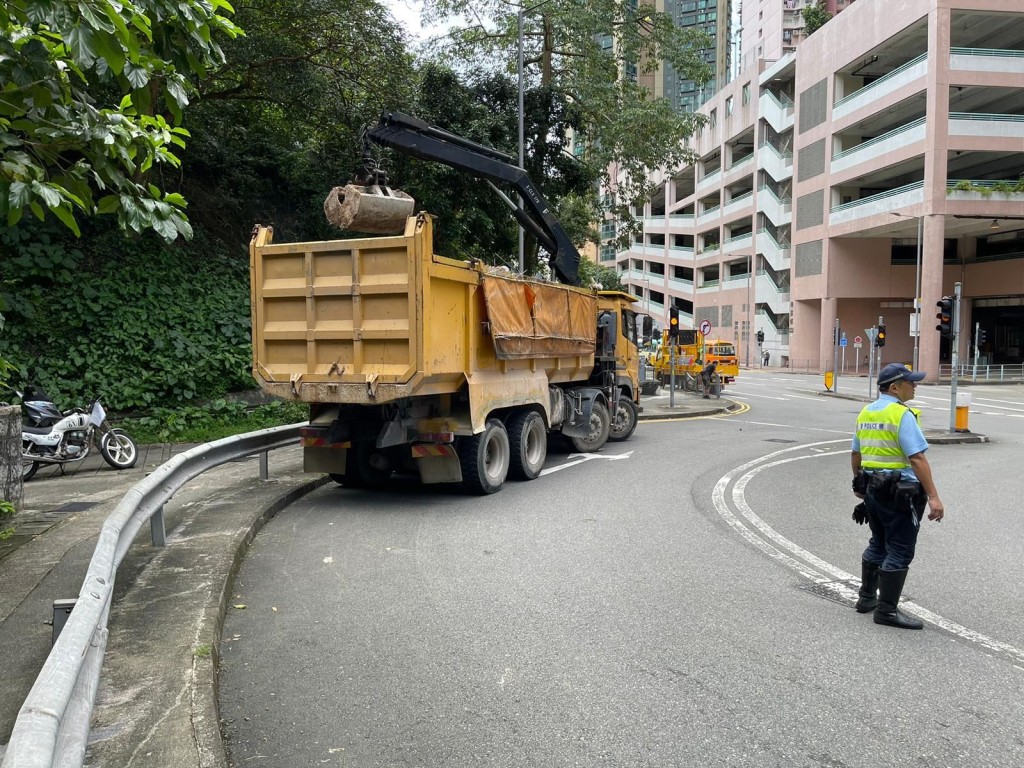 葵青警区联同相关部门拖走19部弃置电单车。警方图片