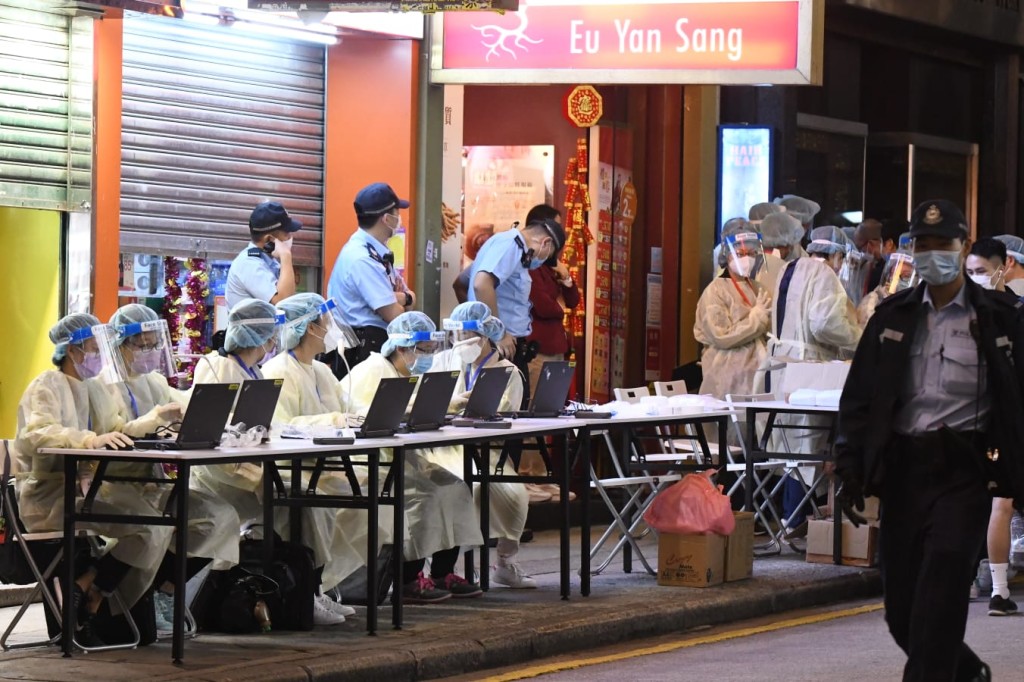 在尖沙嘴的受檢人士於午夜12時前接受檢測。