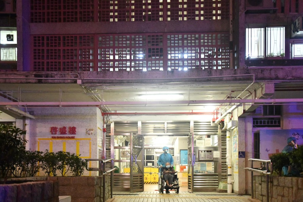 啟業邨啟業護理安老院陸續有院友撤離。