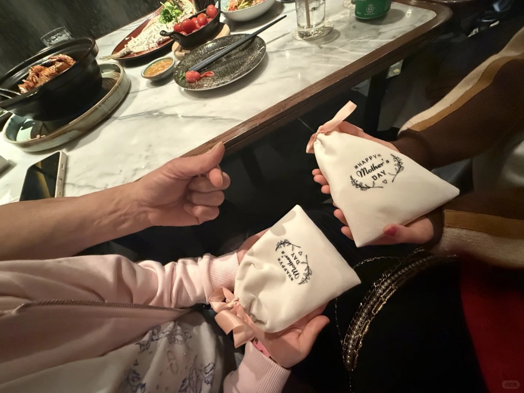 兩位寶貝女穿珠仔送給方嫂。 兩位寶貝女穿珠仔送給方嫂。