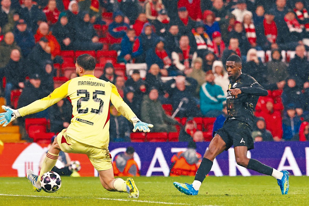 PSG憑奧士文尼迪比利（黑衫）今場梅開二度。