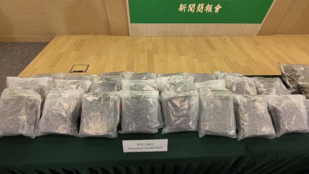 海關檢獲約35公斤懷疑大麻花,估計市值共約730萬元。 海關檢獲約35公斤懷疑大麻花,估計市值共約730萬元。