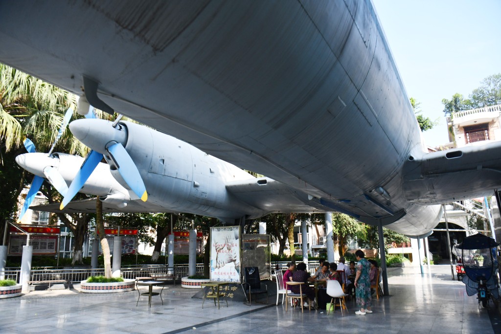 四川成都廢舊飛機搬進小區改造成「飛機超市」。 中新社