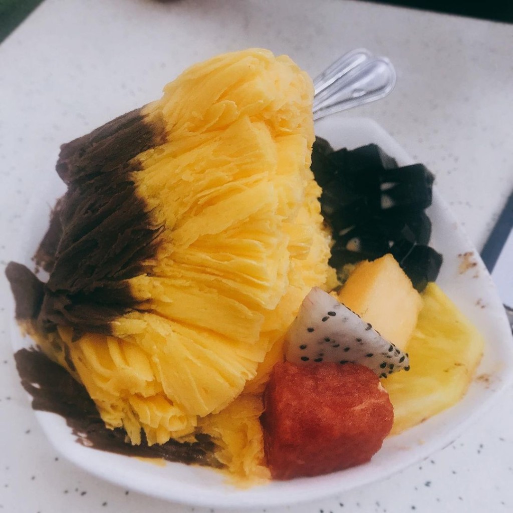 将浓厚朱古力加酸甜芒果，合制成雪花冰。(ig@kt_kit_katopo)