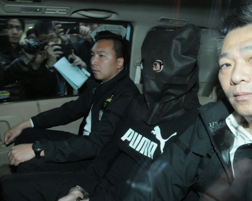 疑犯傍晚由警方有組織罪案及三合會調查科探員押返灣仔警察總部扣查。李子平攝